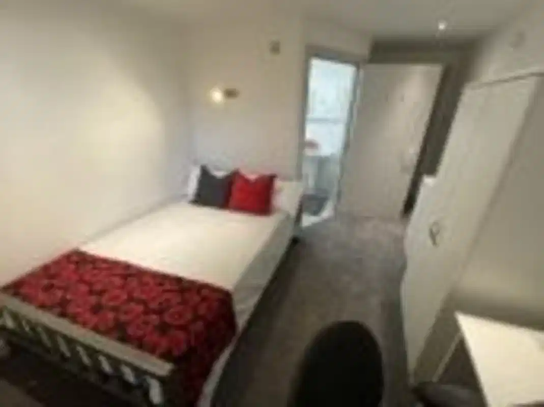 Exterior?w=400&h=260&fit=crop&q=40&auto=format&trim=auto