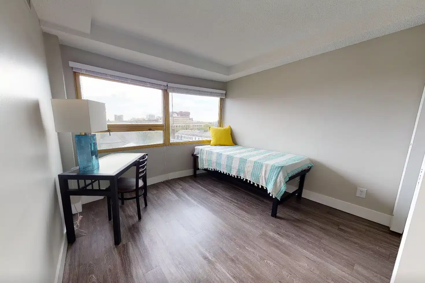 Exterior?w=400&h=260&fit=crop&q=40&auto=format&trim=auto