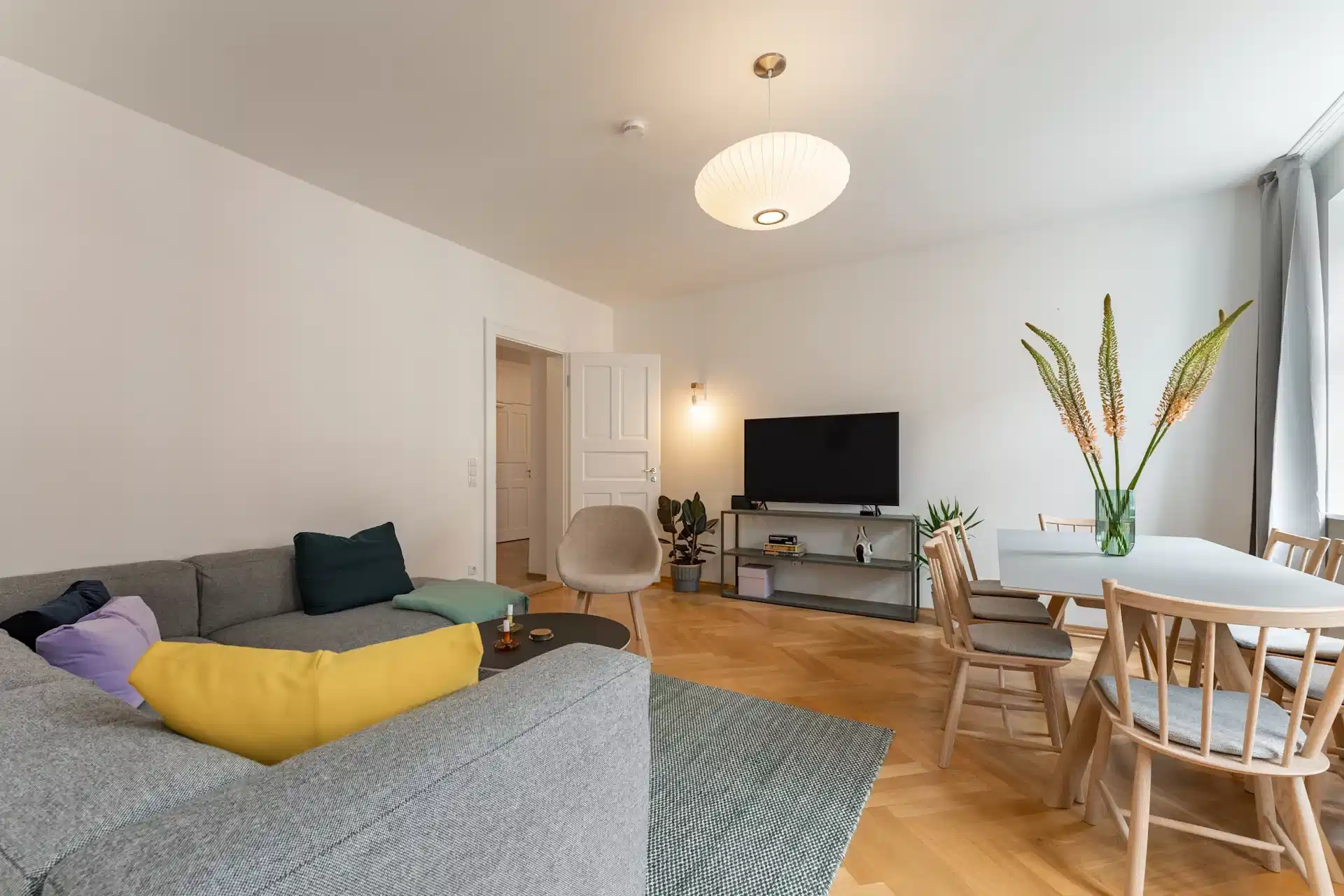 Common Area?w=400&h=260&fit=crop&q=40&auto=format&trim=auto