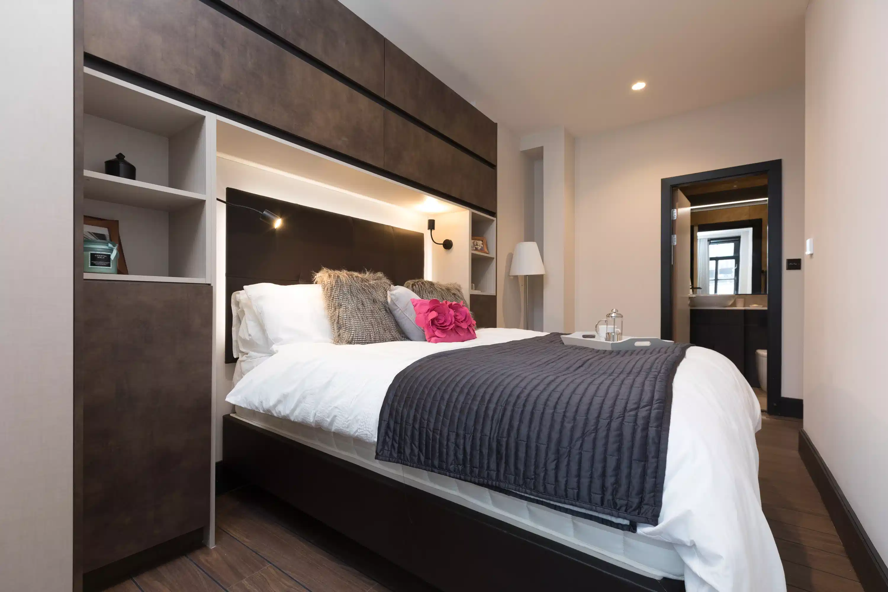 Exterior?w=400&h=260&fit=crop&q=40&auto=format&trim=auto