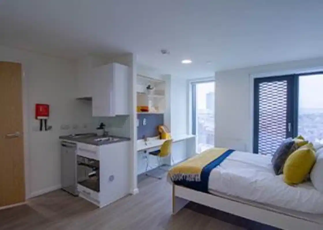 Common Area?w=400&h=260&fit=crop&q=40&auto=format&trim=auto