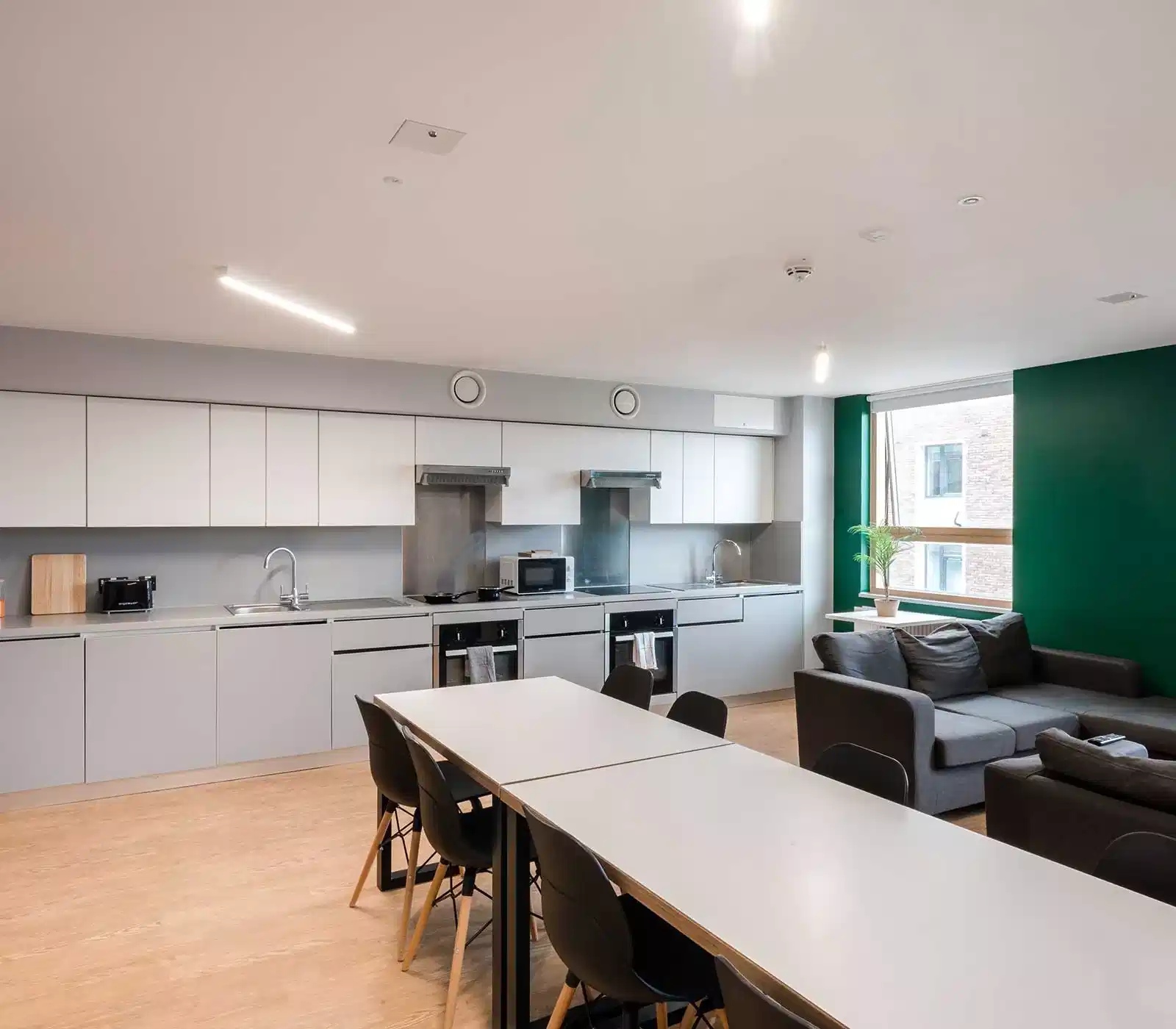 Amenities?w=400&h=260&fit=crop&q=40&auto=format&trim=auto