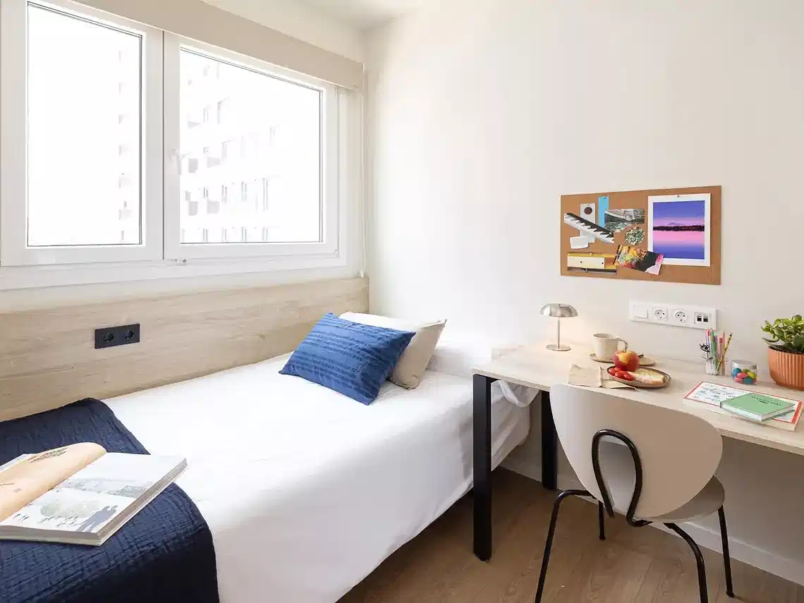 Common Area?w=400&h=260&fit=crop&q=40&auto=format&trim=auto