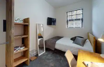 Common Area?w=400&h=260&fit=crop&q=40&auto=format&trim=auto