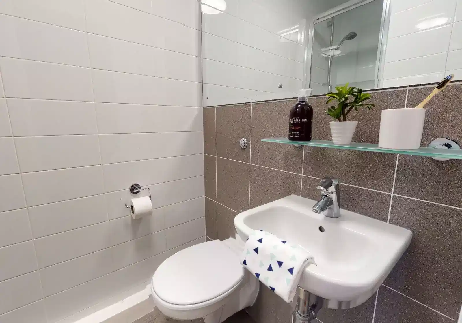 Exterior?w=400&h=260&fit=crop&q=40&auto=format&trim=auto