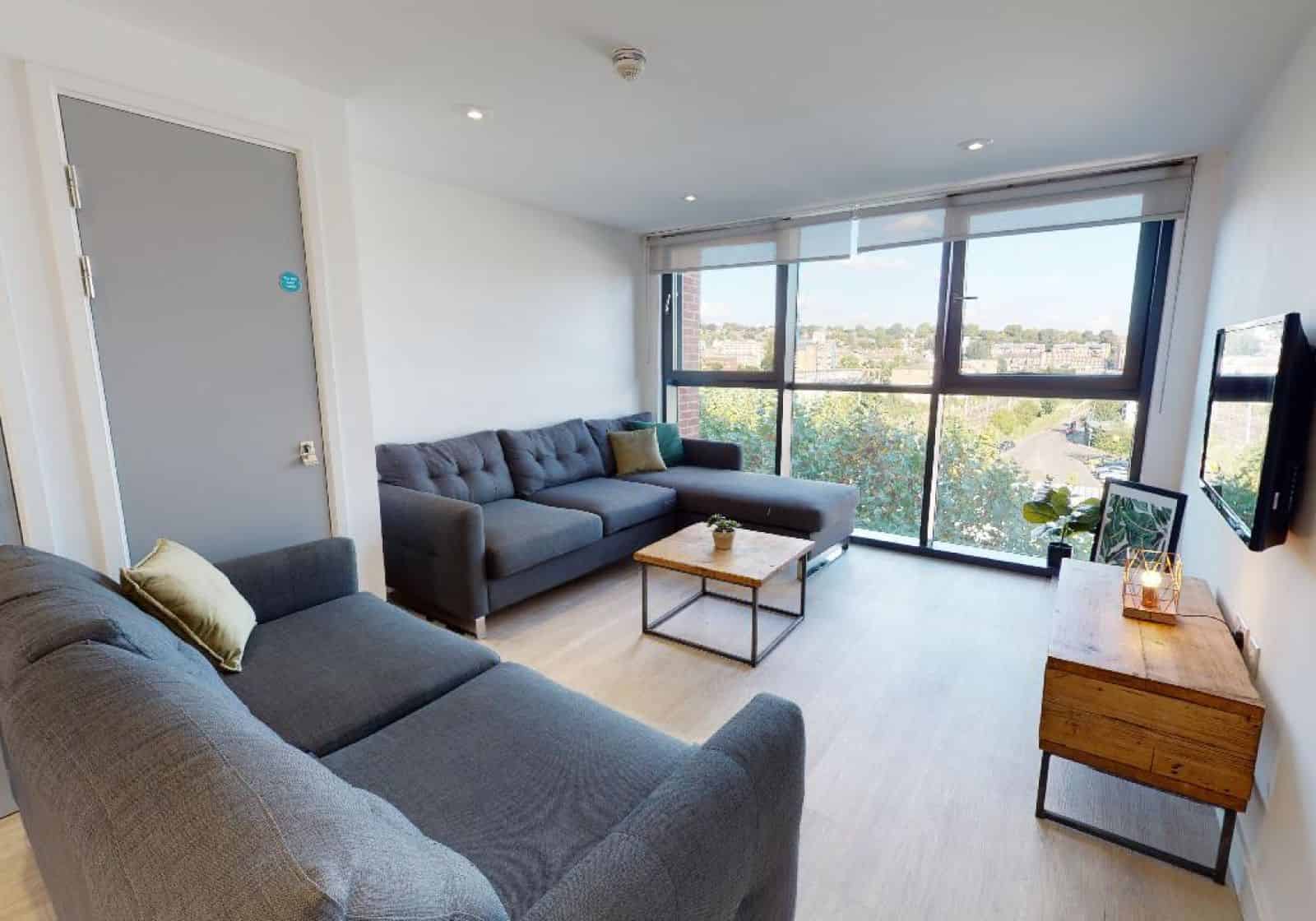 Exterior?w=400&h=260&fit=crop&q=40&auto=format&trim=auto