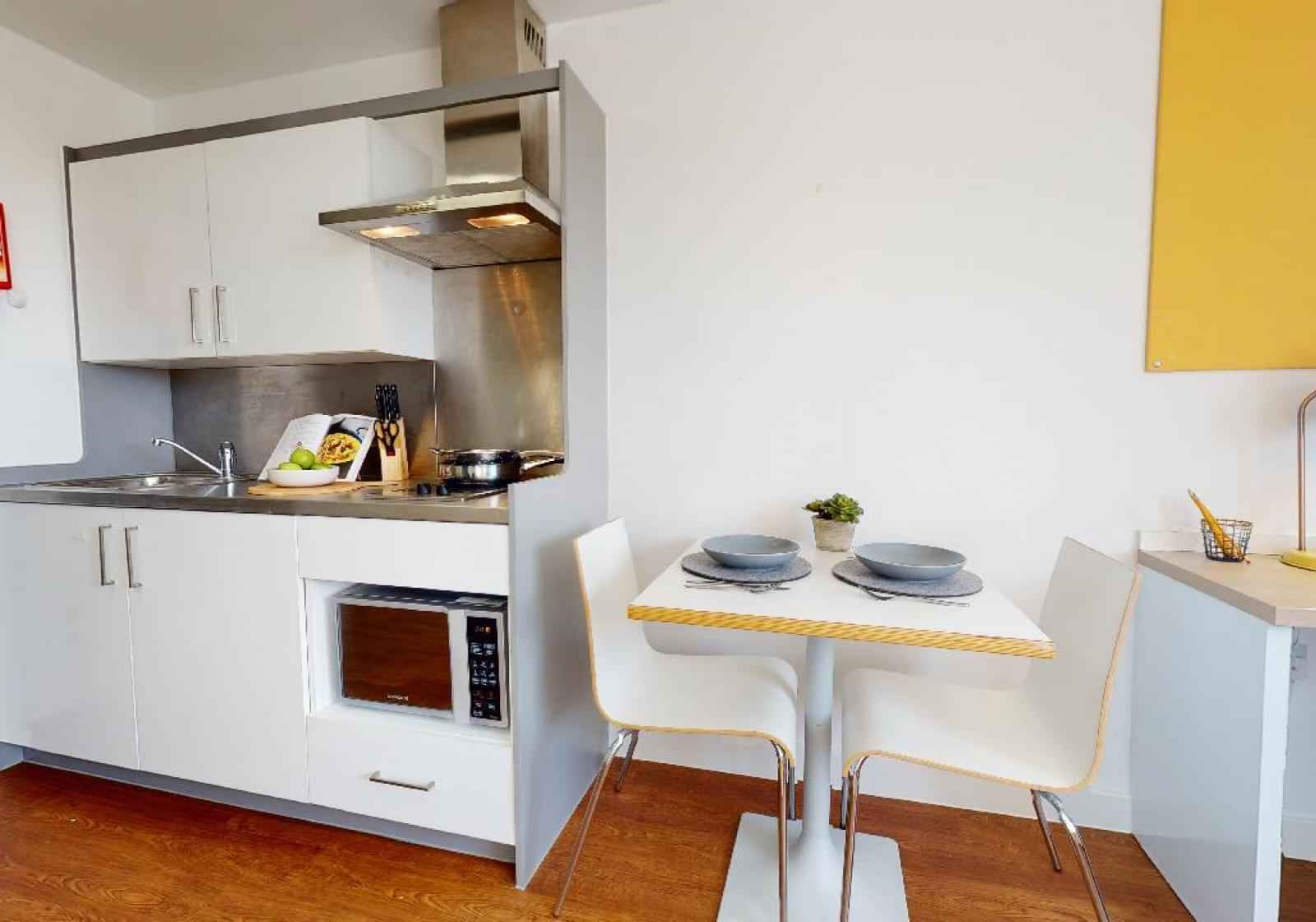 Exterior?w=400&h=260&fit=crop&q=40&auto=format&trim=auto