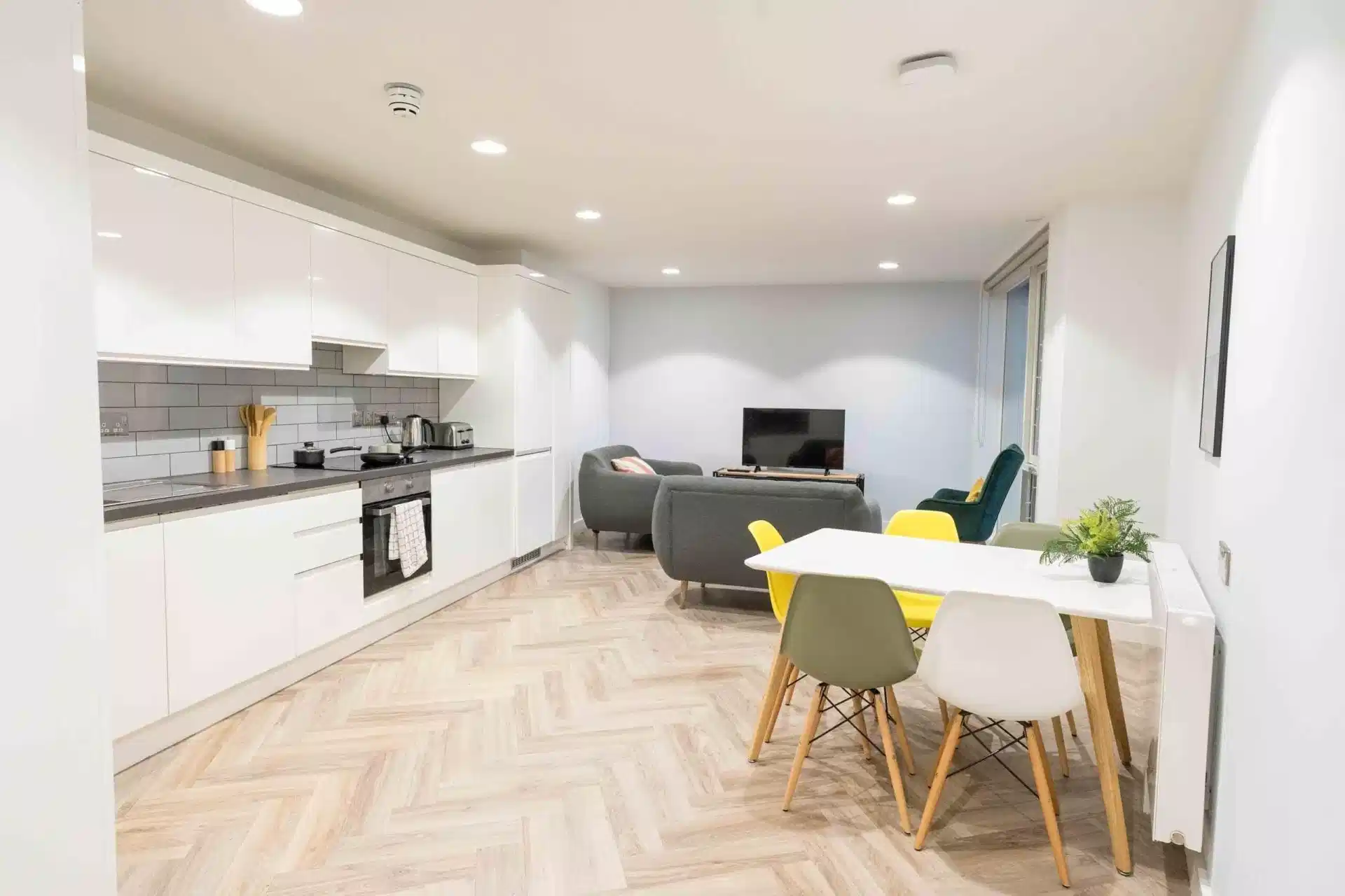 Silver Plus Studio - Bedroom?w=400&h=260&fit=crop&q=40&auto=format&trim=auto