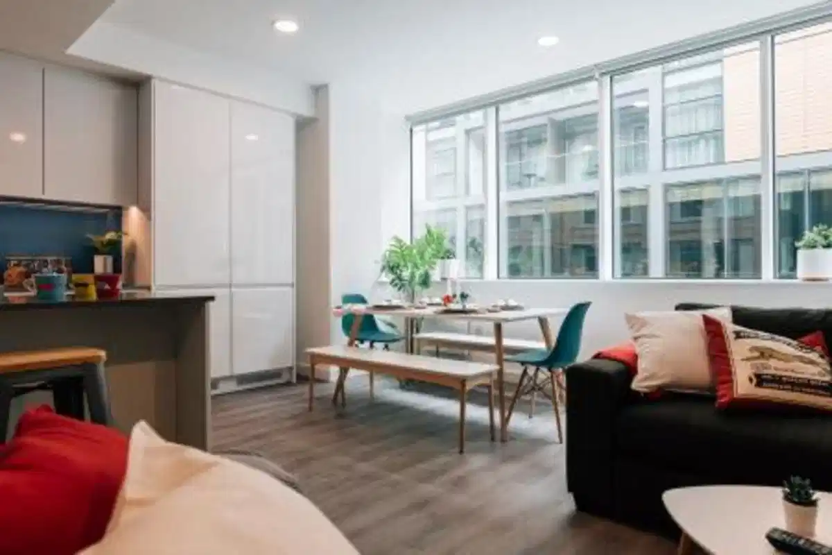 Exterior?w=400&h=260&fit=crop&q=40&auto=format&trim=auto