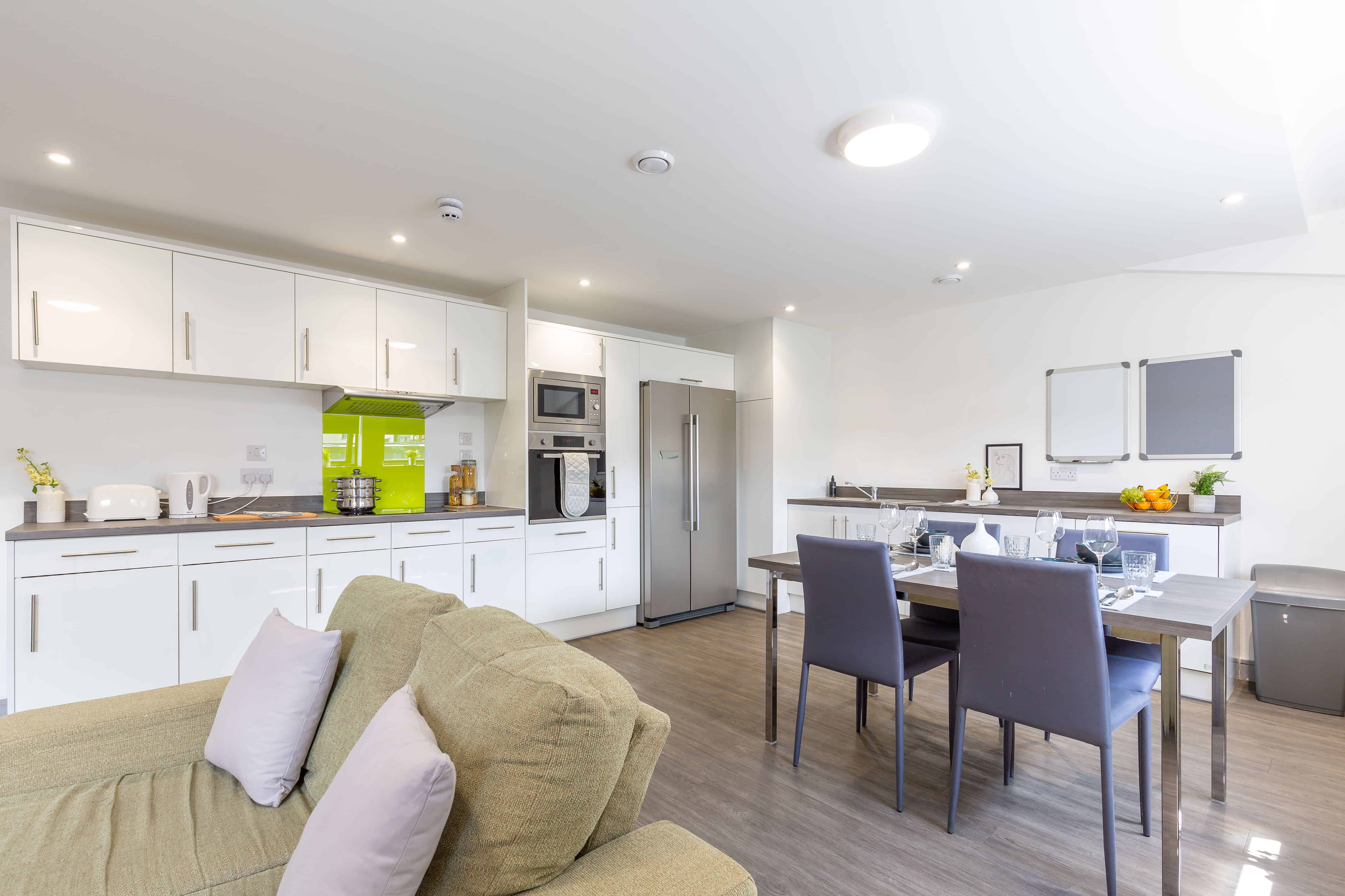 Amenities?w=400&h=260&fit=crop&q=40&auto=format&trim=auto