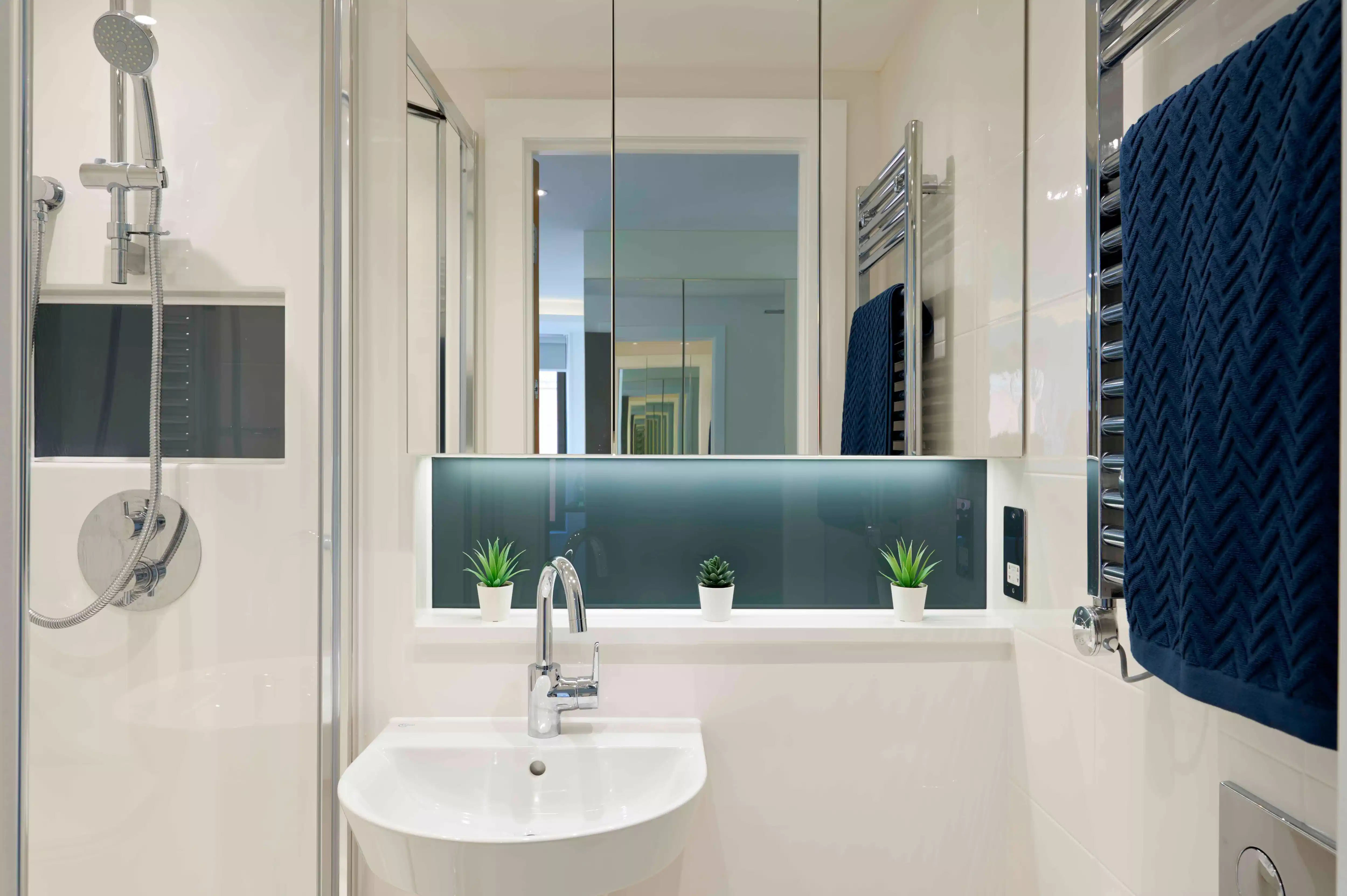 Common Area?w=400&h=260&fit=crop&q=40&auto=format&trim=auto