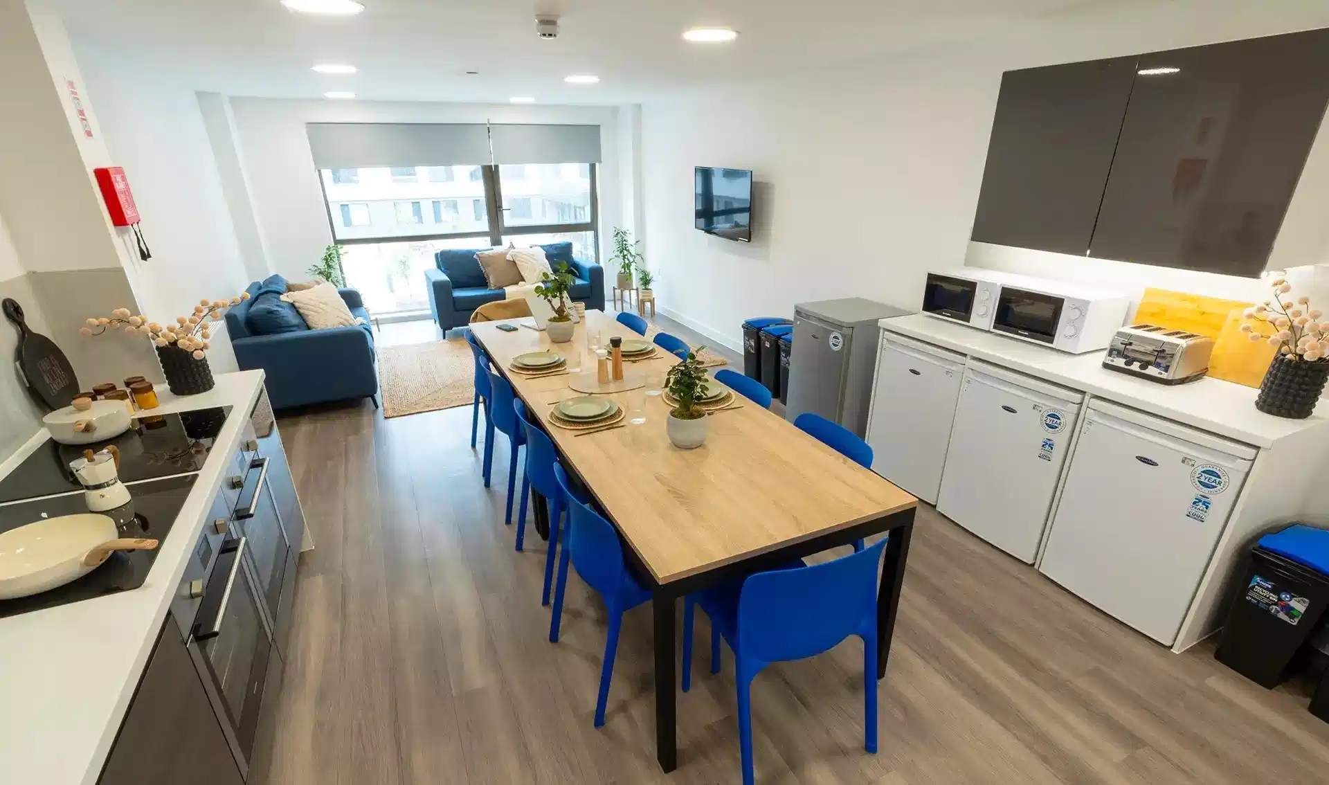 Amenities?w=400&h=260&fit=crop&q=40&auto=format&trim=auto