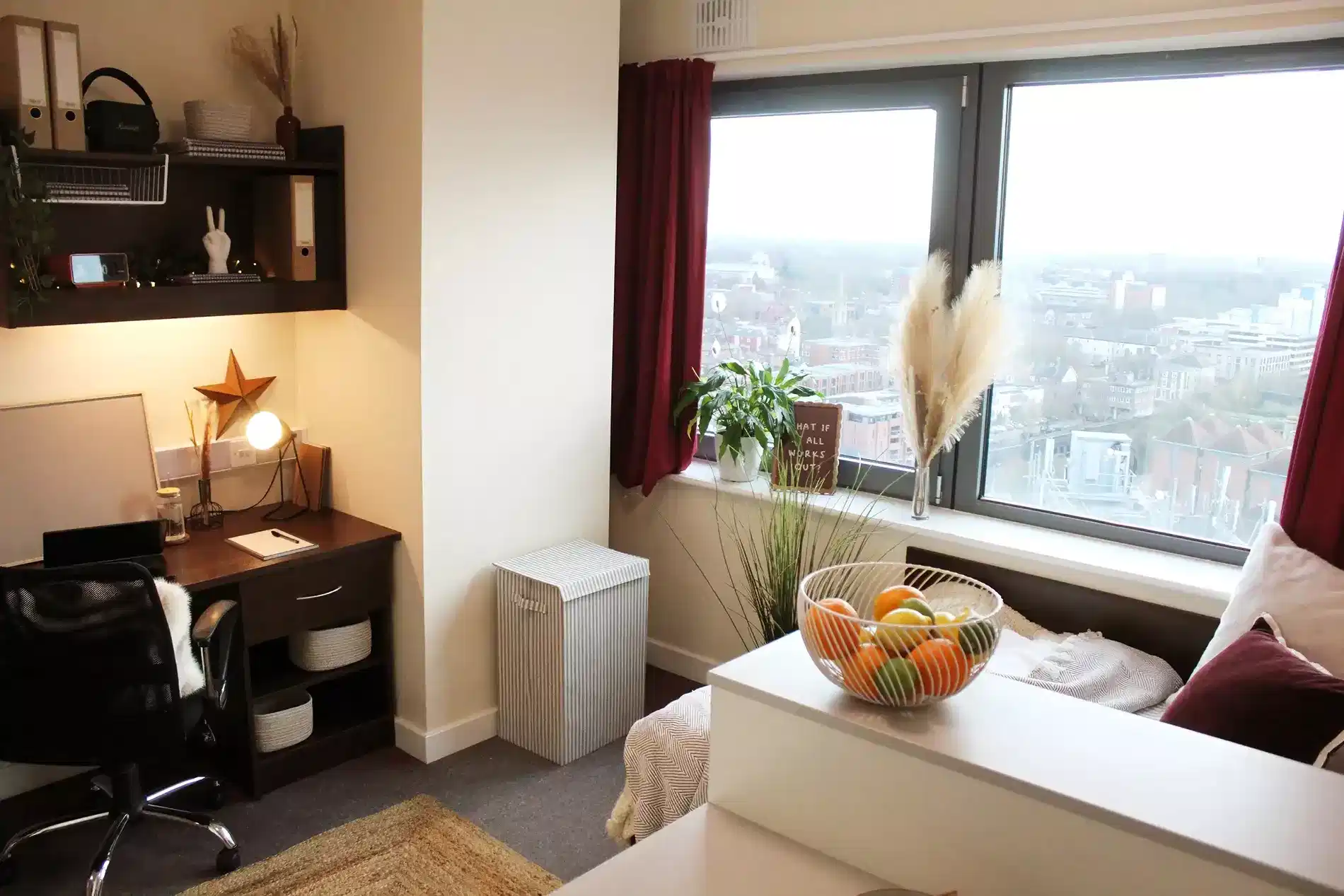 Deluxe Student Studio Apartments - Bathroom?w=400&h=260&fit=crop&q=40&auto=format&trim=auto