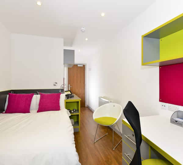 Exterior?w=400&h=260&fit=crop&q=40&auto=format&trim=auto