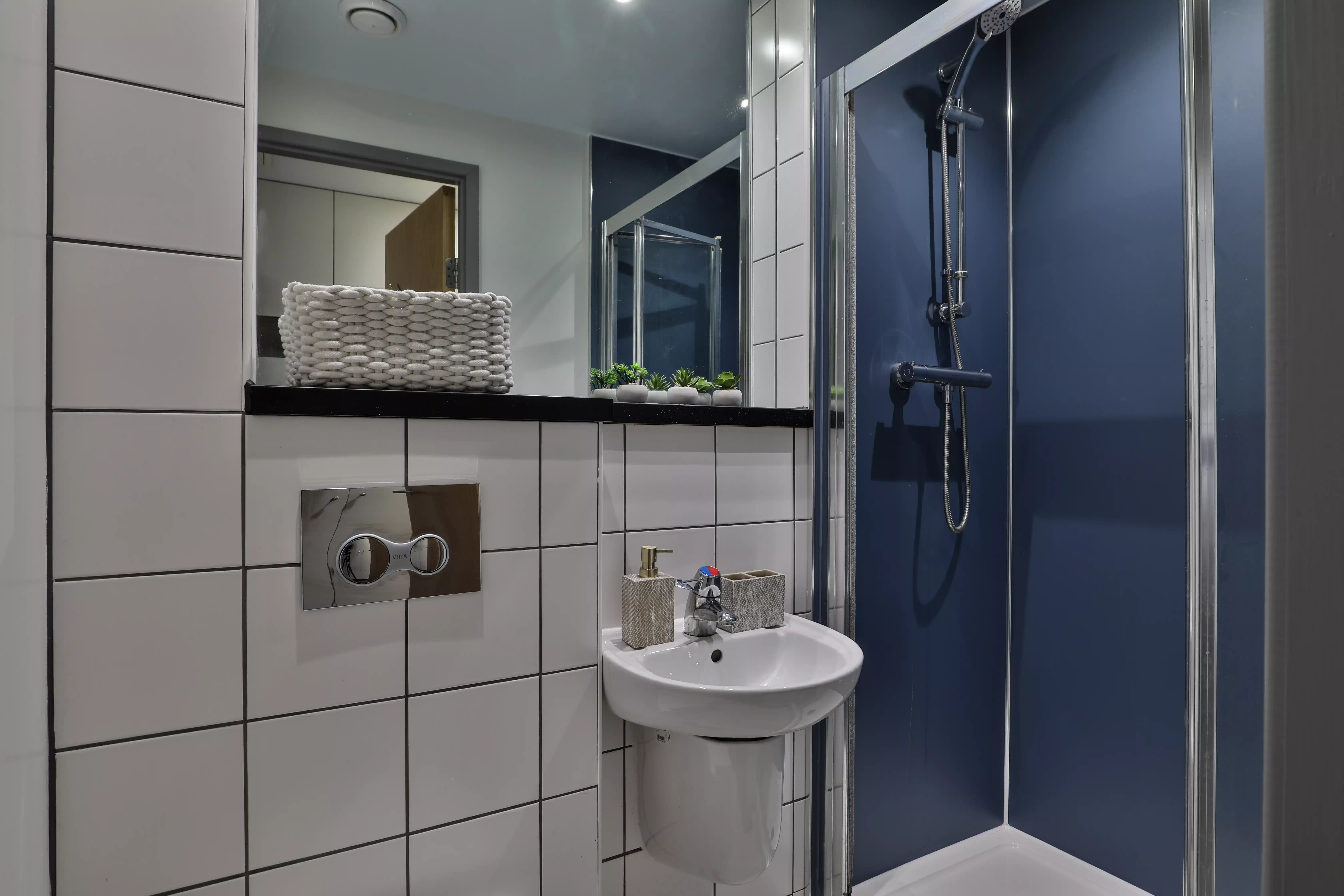 Common Area?w=400&h=260&fit=crop&q=40&auto=format&trim=auto