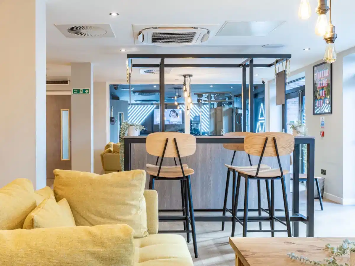 Exterior?w=400&h=260&fit=crop&q=40&auto=format&trim=auto