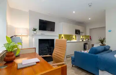 1 Bed Apartment - Amenities?w=400&h=260&fit=crop&q=40&auto=format&trim=auto