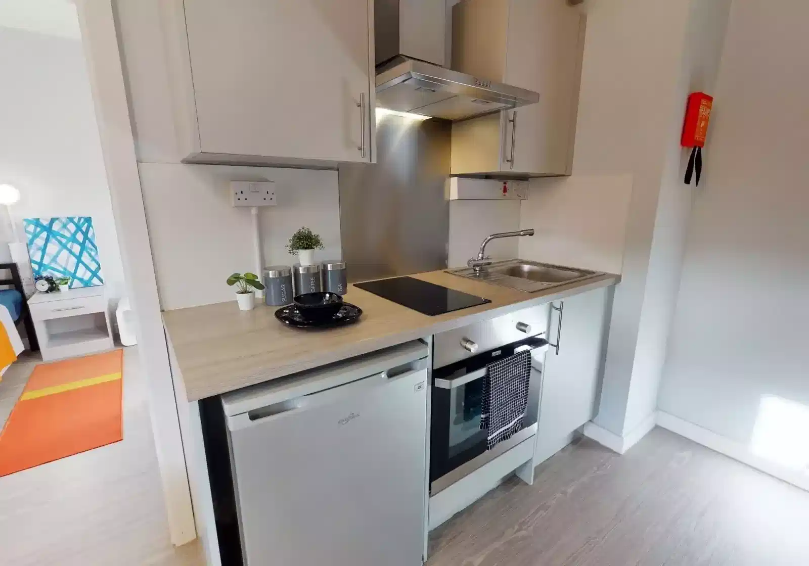 Common Area?w=400&h=260&fit=crop&q=40&auto=format&trim=auto