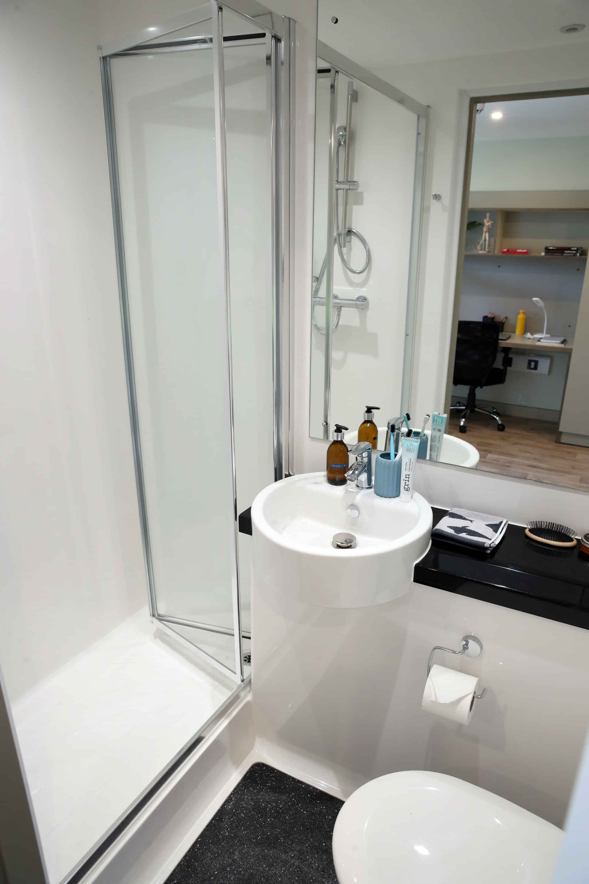 Amenities?w=400&h=260&fit=crop&q=40&auto=format&trim=auto