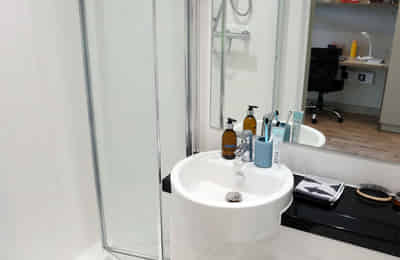 Amenities?w=400&h=260&fit=crop&q=40&auto=format&trim=auto