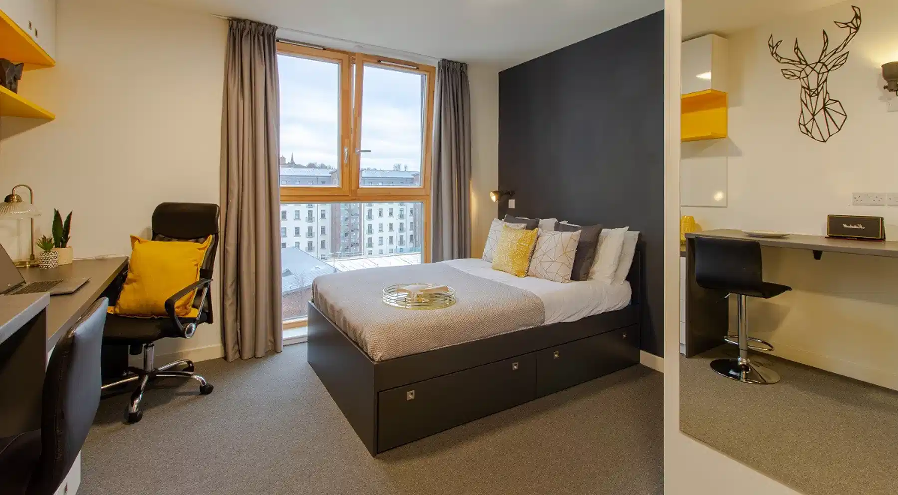 Exterior?w=400&h=260&fit=crop&q=40&auto=format&trim=auto