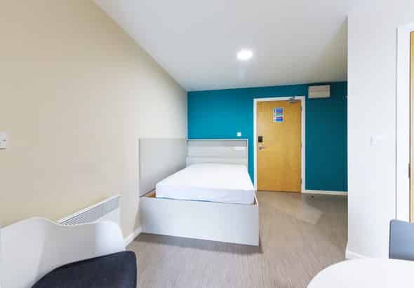 Common Area?w=400&h=260&fit=crop&q=40&auto=format&trim=auto