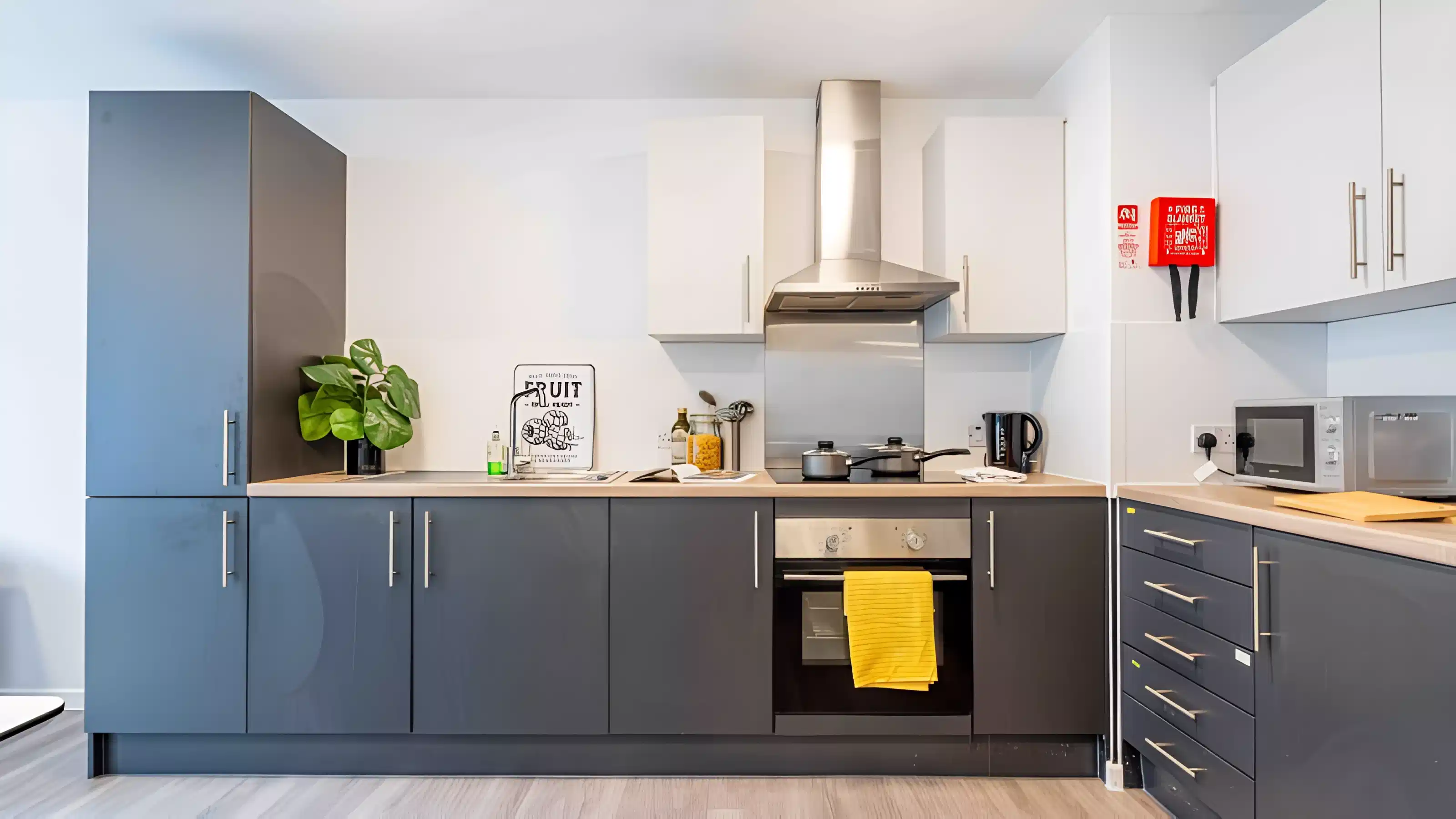 Exterior?w=400&h=260&fit=crop&q=40&auto=format&trim=auto