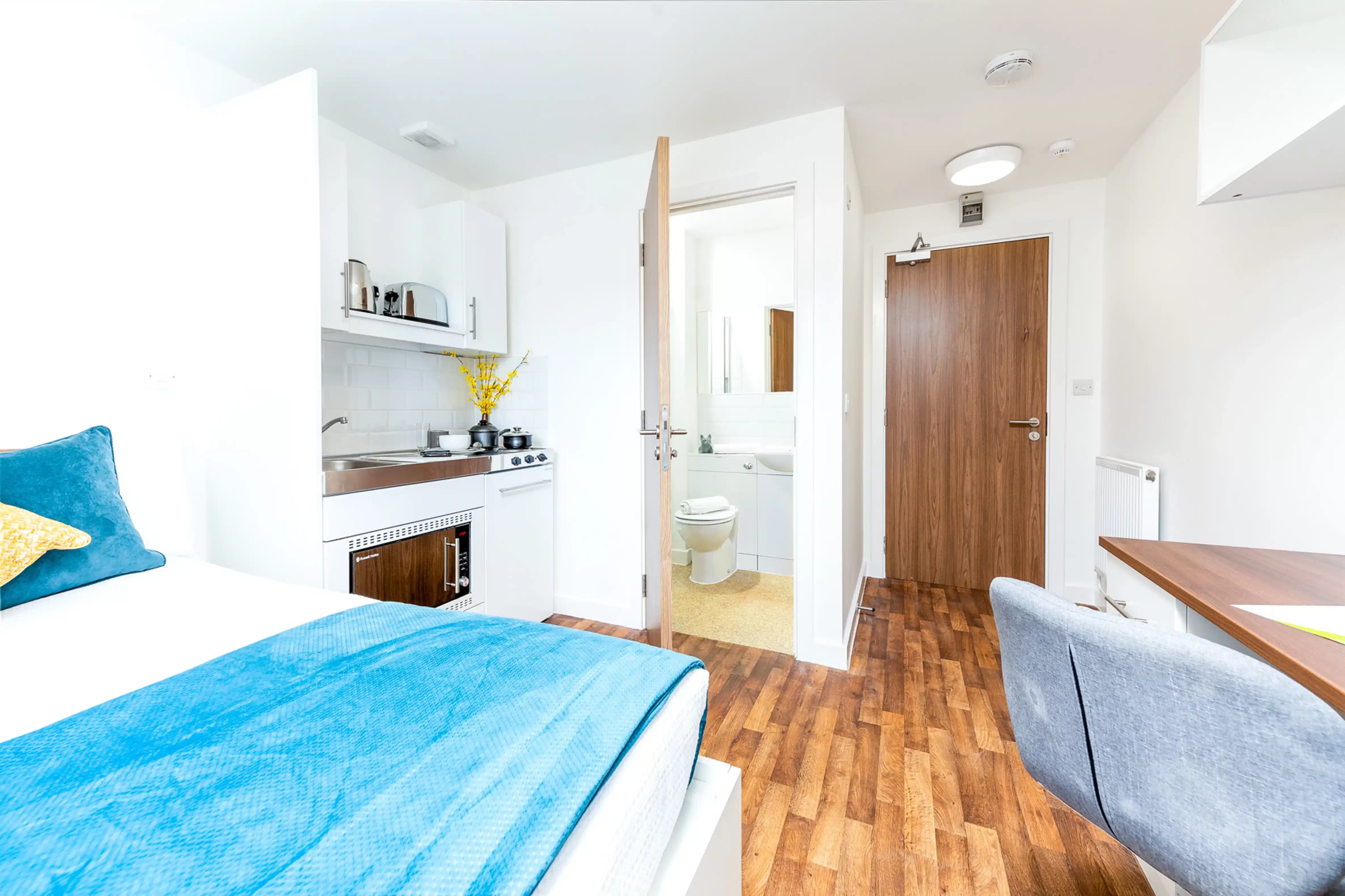 Common Area?w=400&h=260&fit=crop&q=40&auto=format&trim=auto