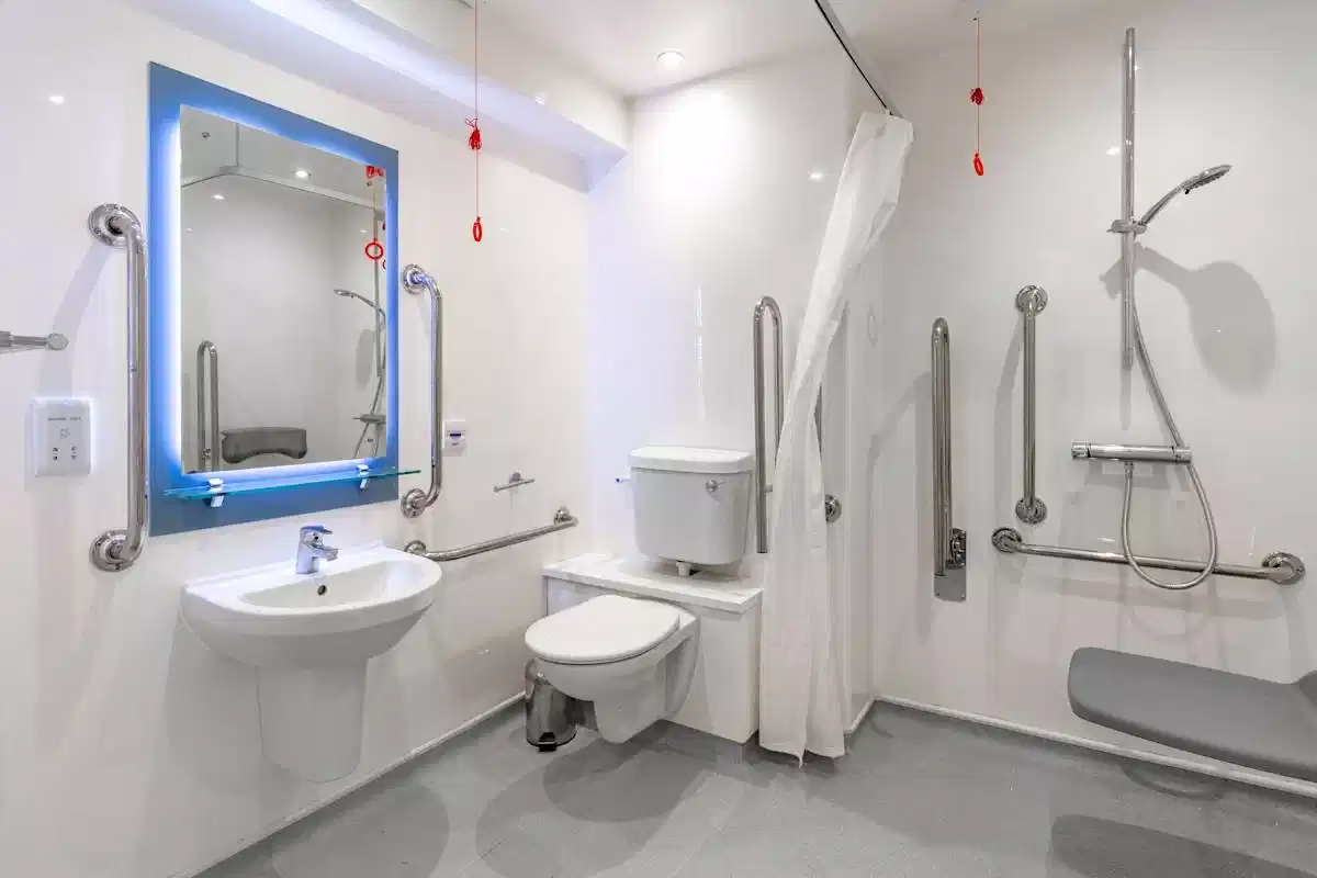 Exterior?w=400&h=260&fit=crop&q=40&auto=format&trim=auto