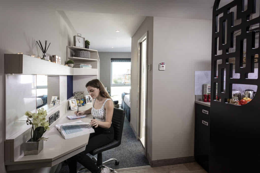 Kitchen?w=400&h=260&fit=crop&q=40&auto=format&trim=auto