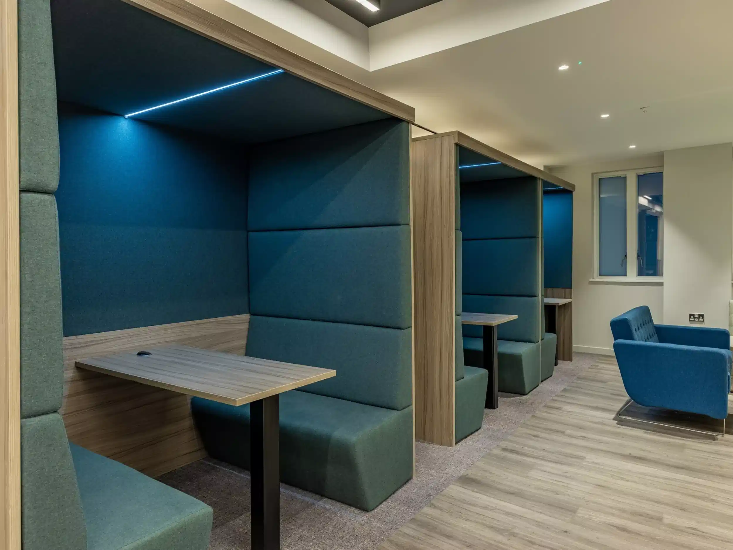 Exterior?w=400&h=260&fit=crop&q=40&auto=format&trim=auto