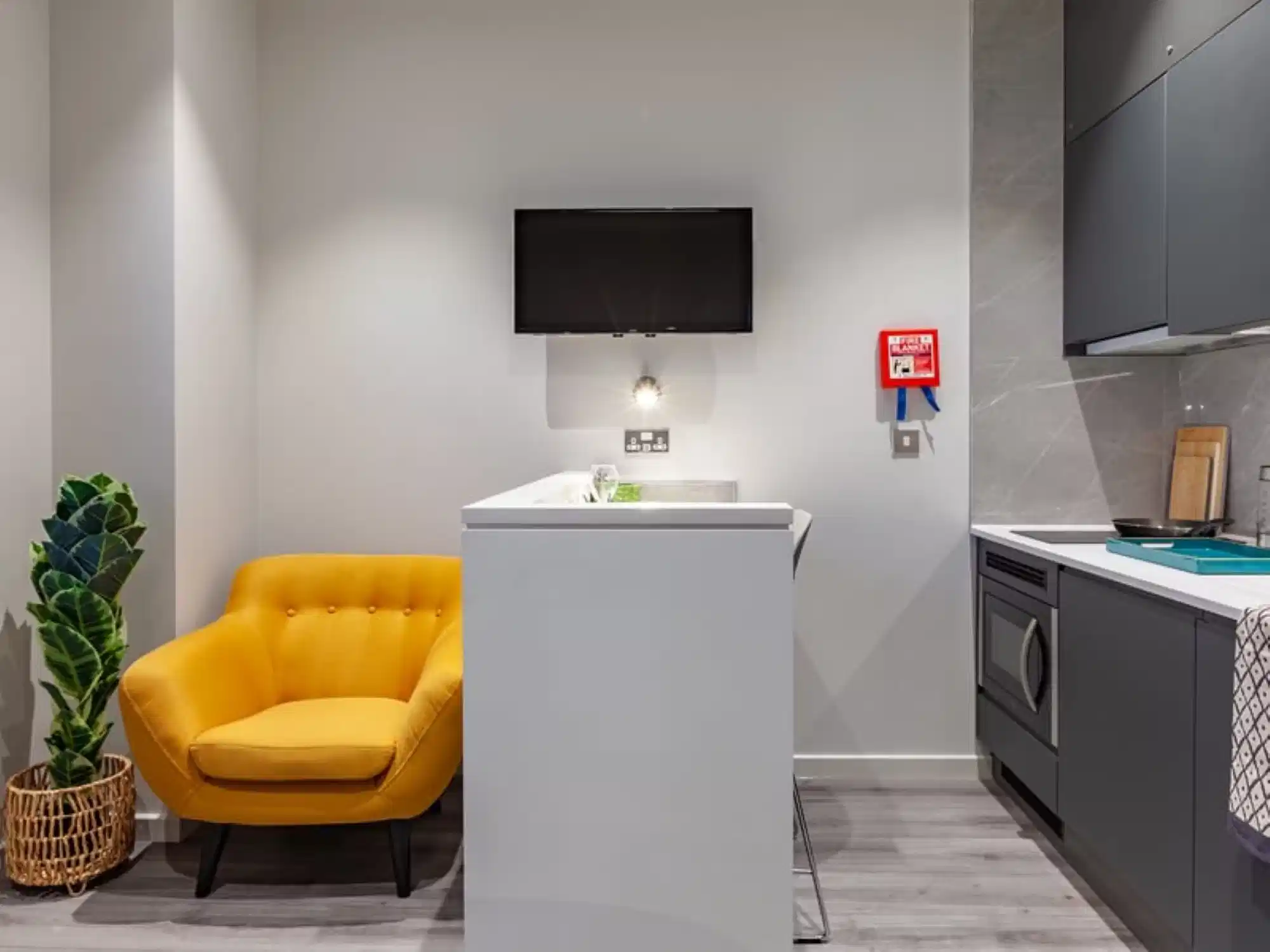 Common Area?w=400&h=260&fit=crop&q=40&auto=format&trim=auto