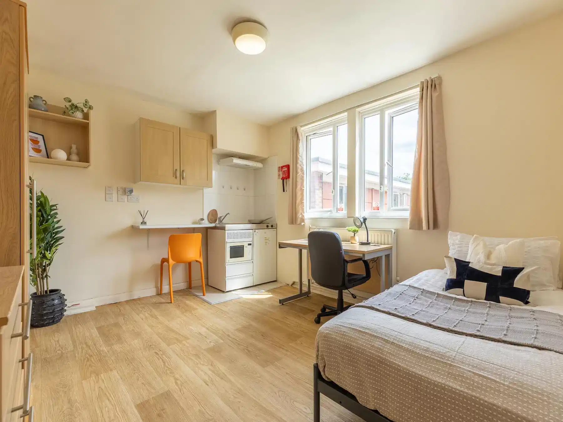 Exterior?w=400&h=260&fit=crop&q=40&auto=format&trim=auto