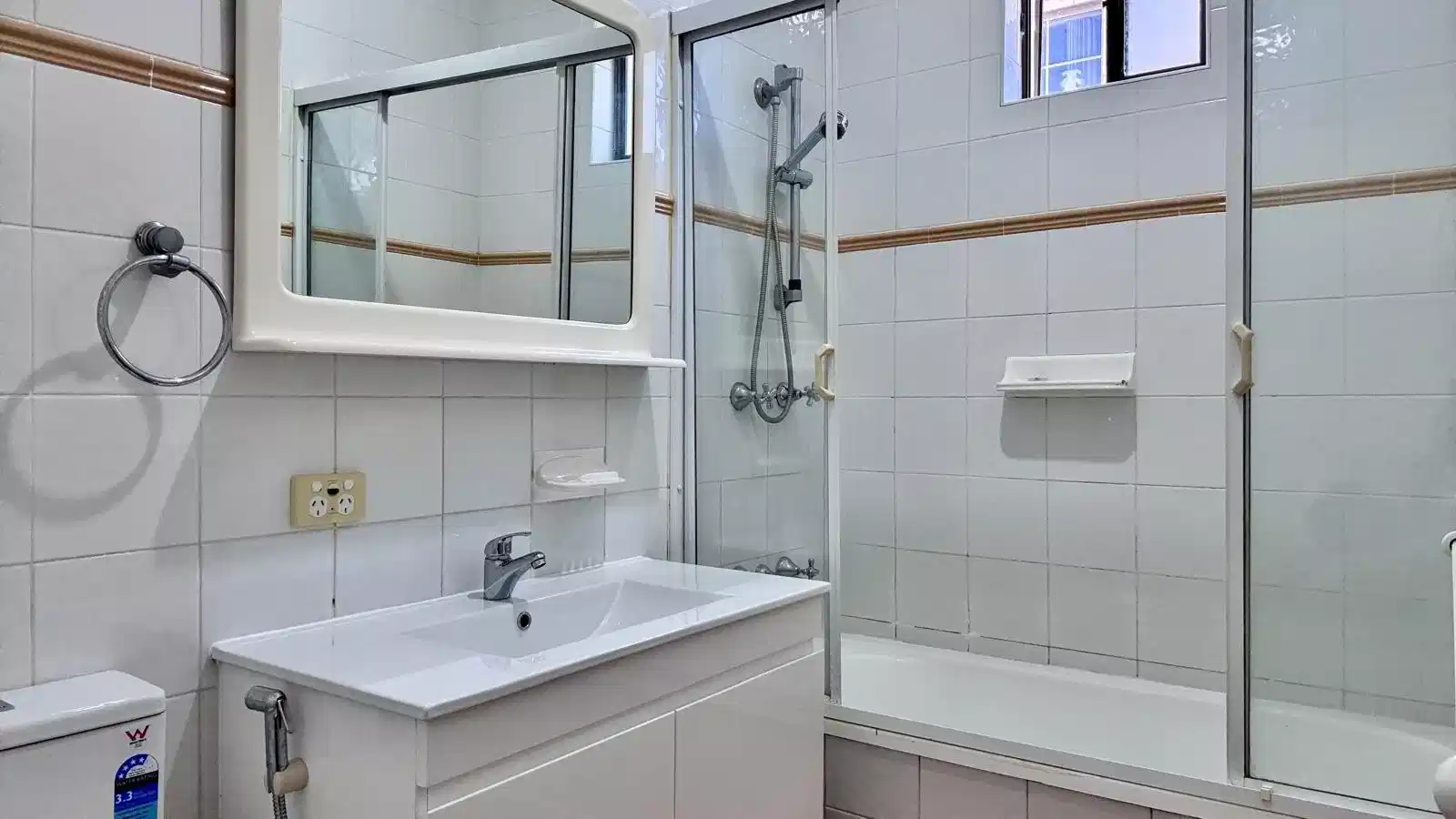 Room 4 - Bedroom?w=400&h=260&fit=crop&q=40&auto=format&trim=auto