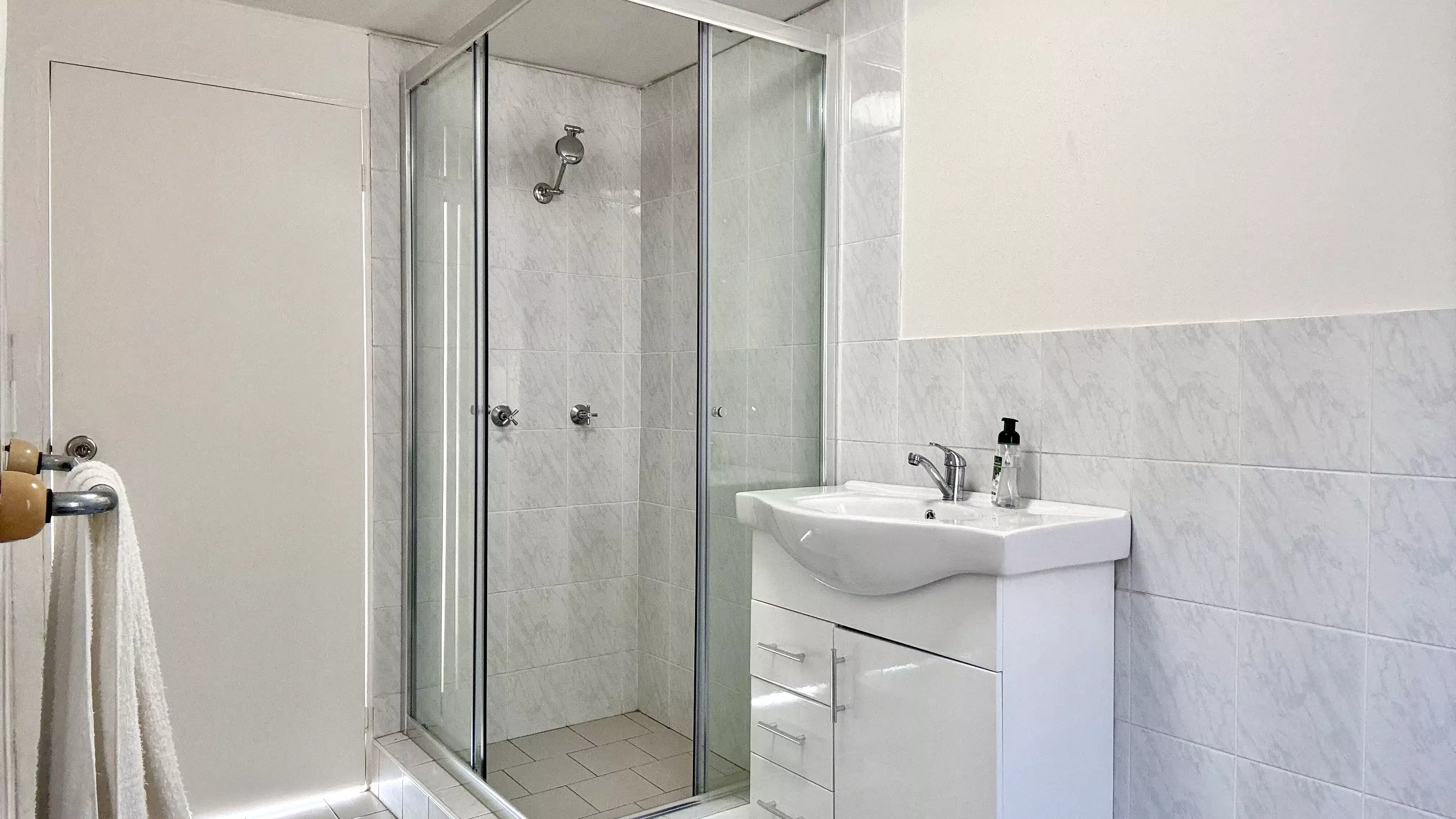 Room 12 - Bedroom?w=400&h=260&fit=crop&q=40&auto=format&trim=auto