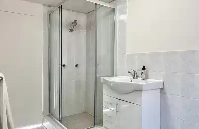 Room 12 - Bedroom?w=400&h=260&fit=crop&q=40&auto=format&trim=auto