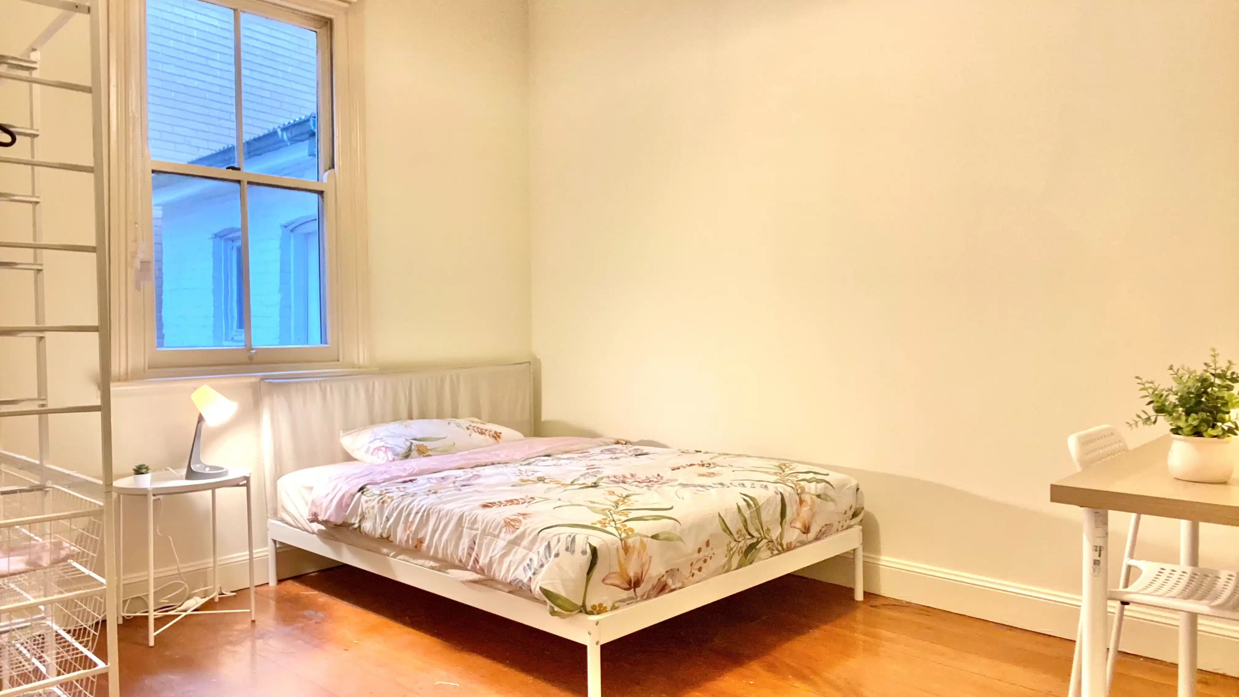 Room 1 - Bedroom?w=400&h=260&fit=crop&q=40&auto=format&trim=auto