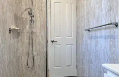 Room 3 - Bathroom?w=400&h=260&fit=crop&q=40&auto=format&trim=auto