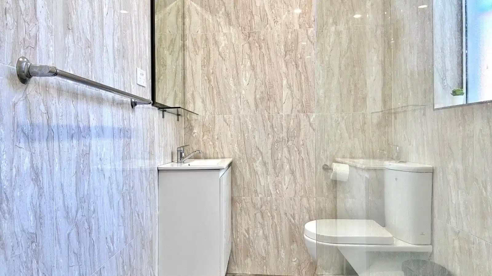 Room in a 4 Bedroom Apartment, Perry St, Matraville, Australia NSW 2036 - Sydney, New South Wales, Australia - Room 3 - Bathroom