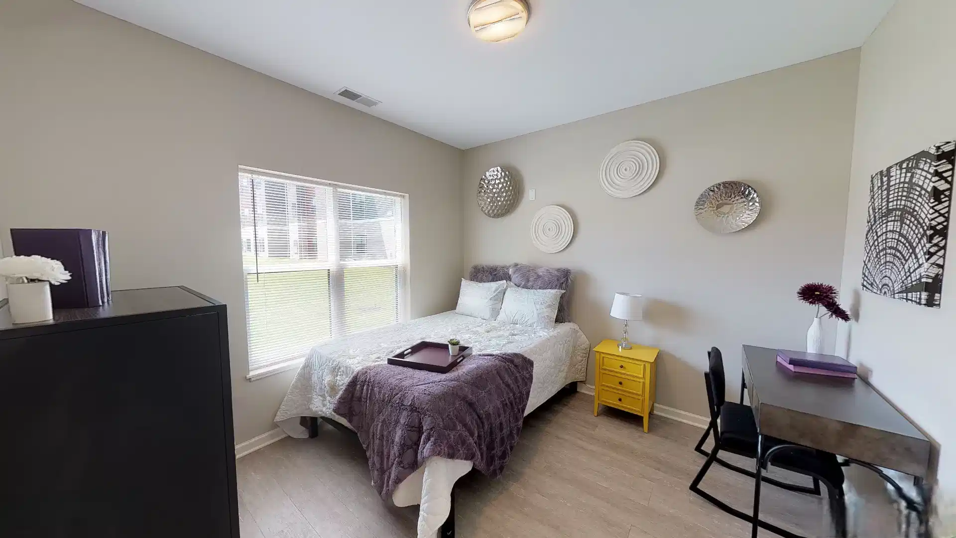 Exterior?w=400&h=260&fit=crop&q=40&auto=format&trim=auto