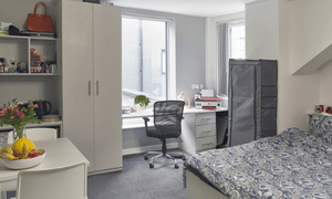 Exterior?w=400&h=260&fit=crop&q=40&auto=format&trim=auto