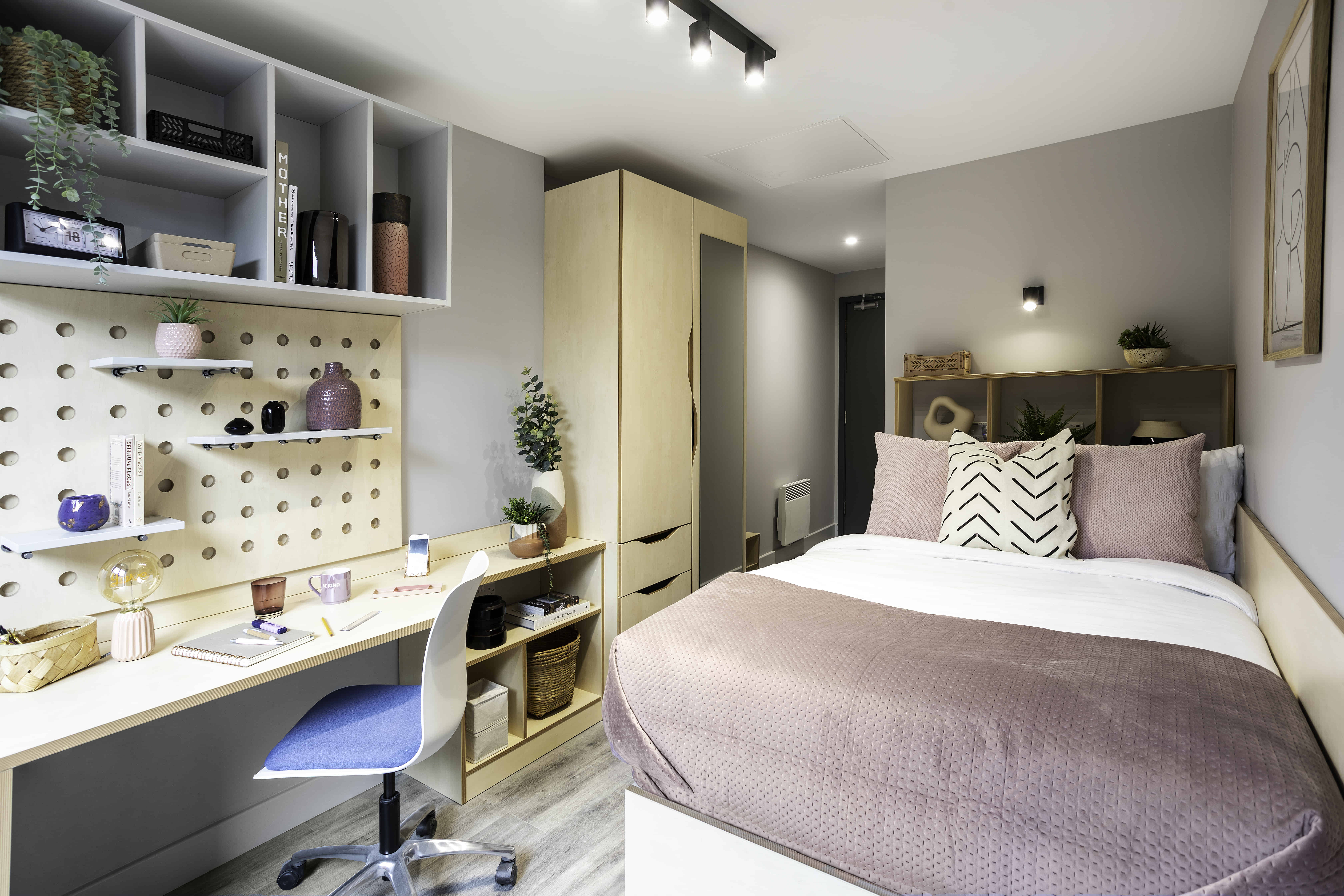 Exterior?w=400&h=260&fit=crop&q=40&auto=format&trim=auto