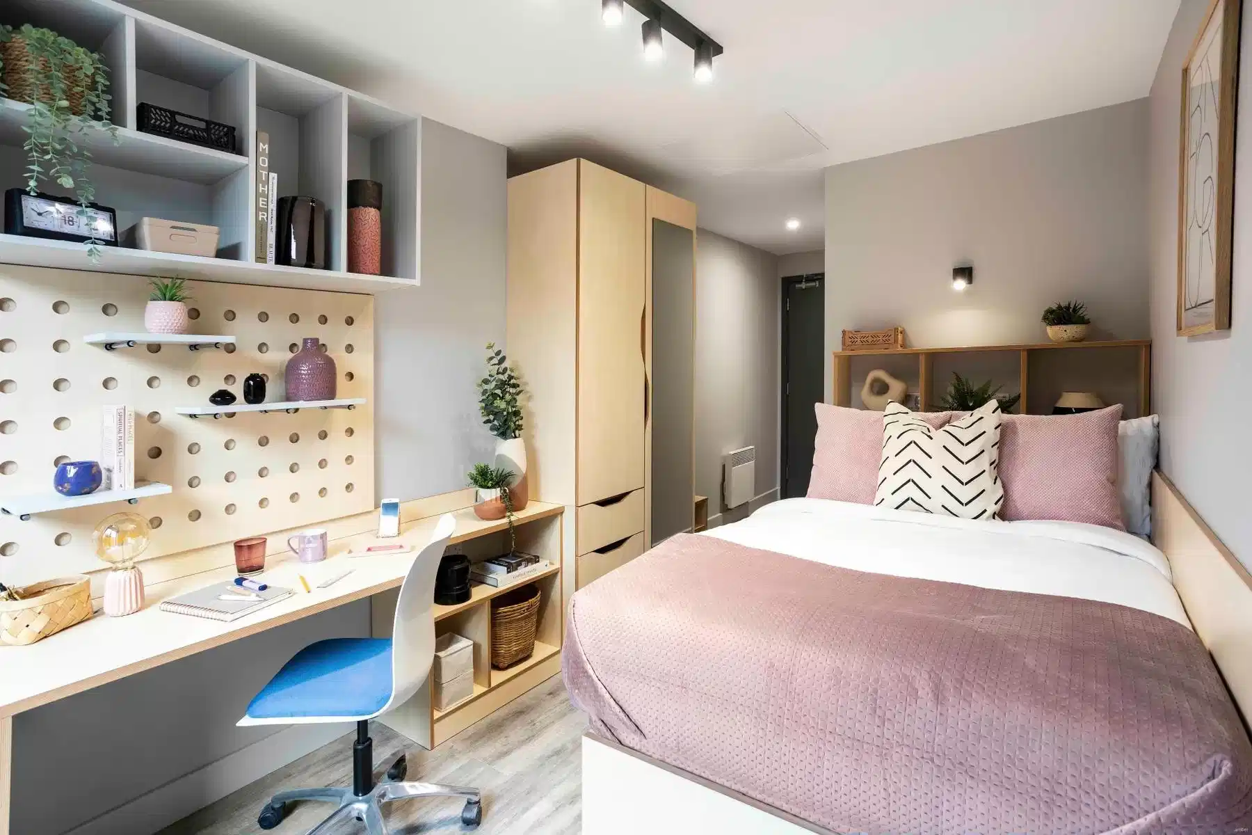 Exterior?w=400&h=260&fit=crop&q=40&auto=format&trim=auto