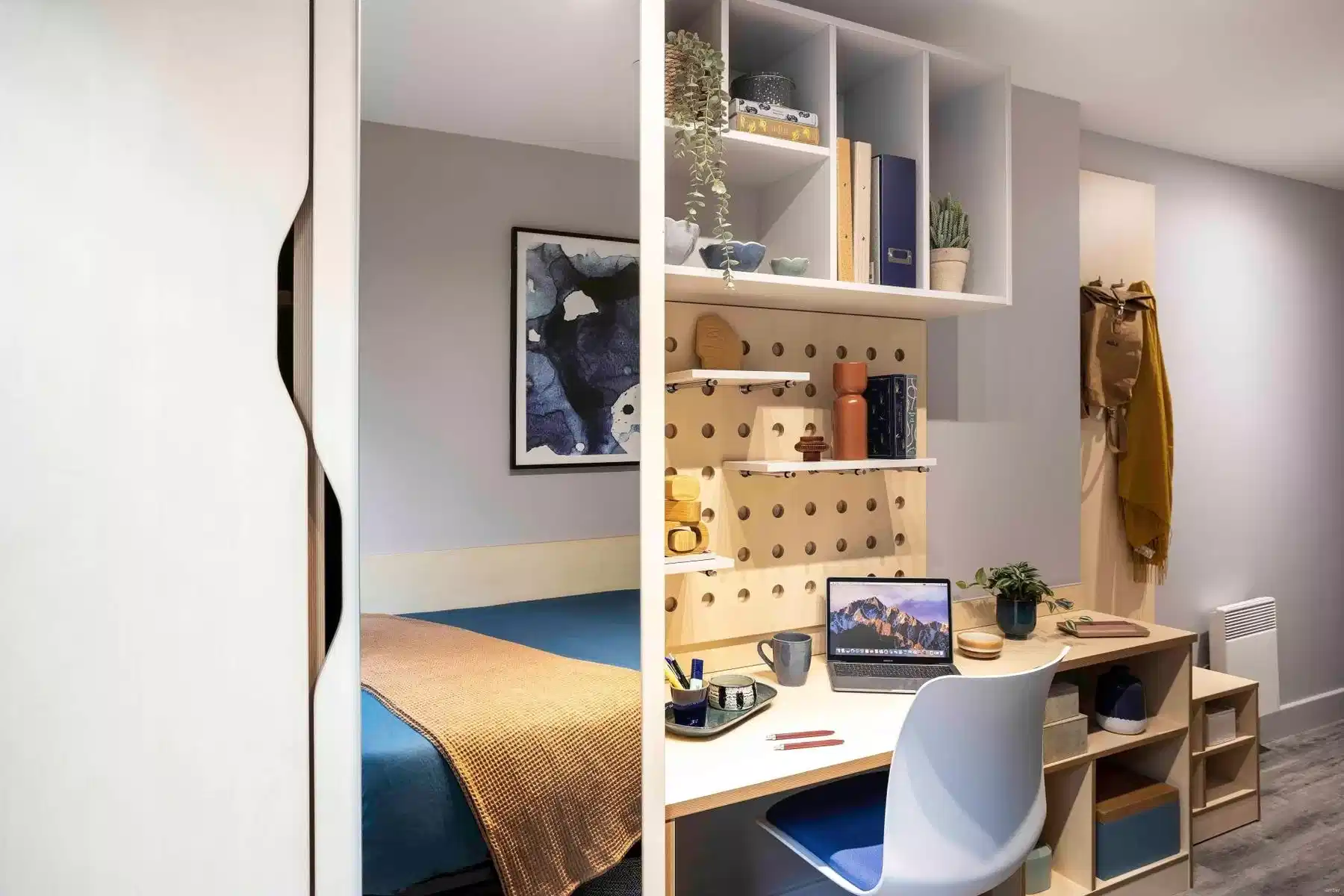 Exterior?w=400&h=260&fit=crop&q=40&auto=format&trim=auto