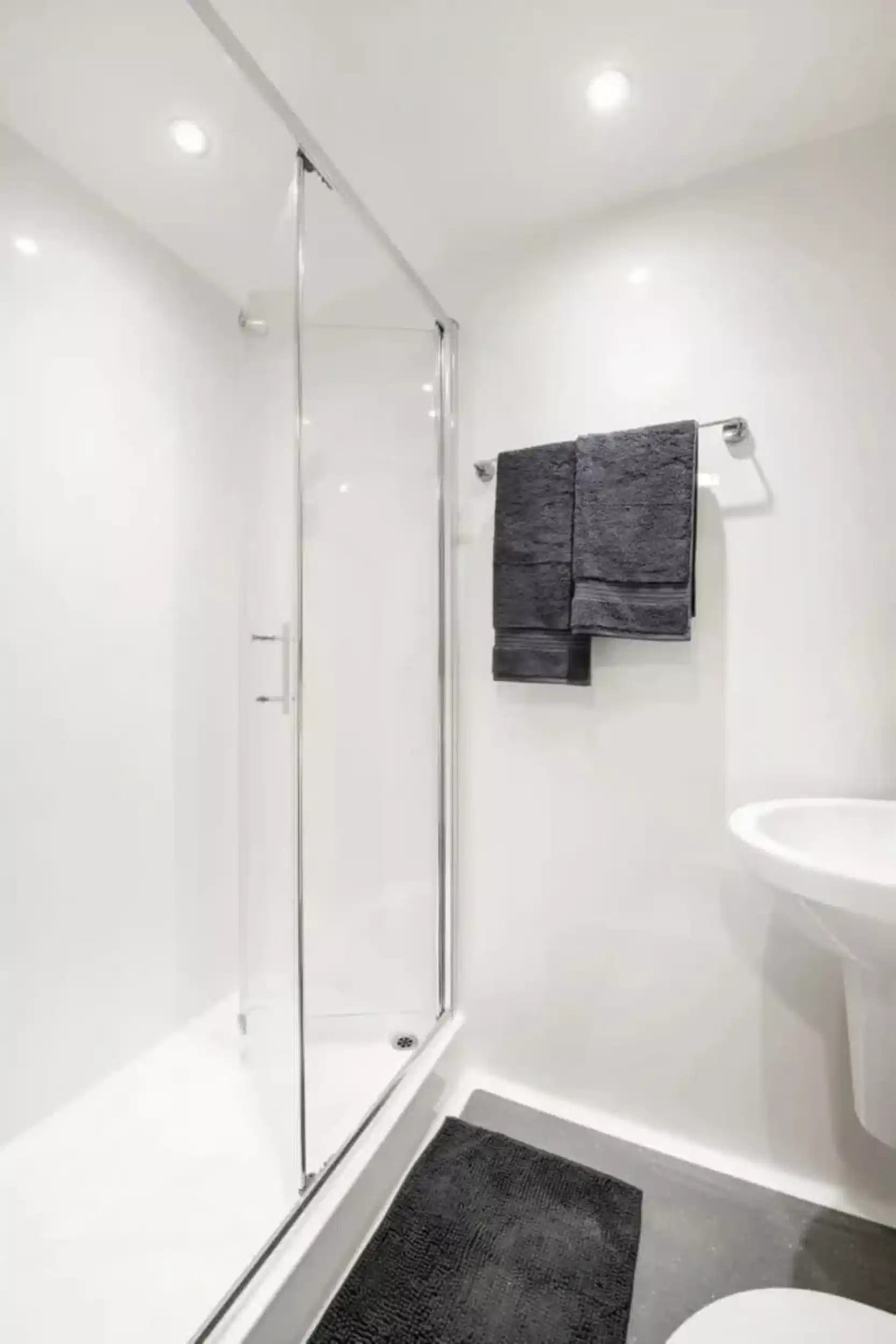 Amenities?w=400&h=260&fit=crop&q=40&auto=format&trim=auto