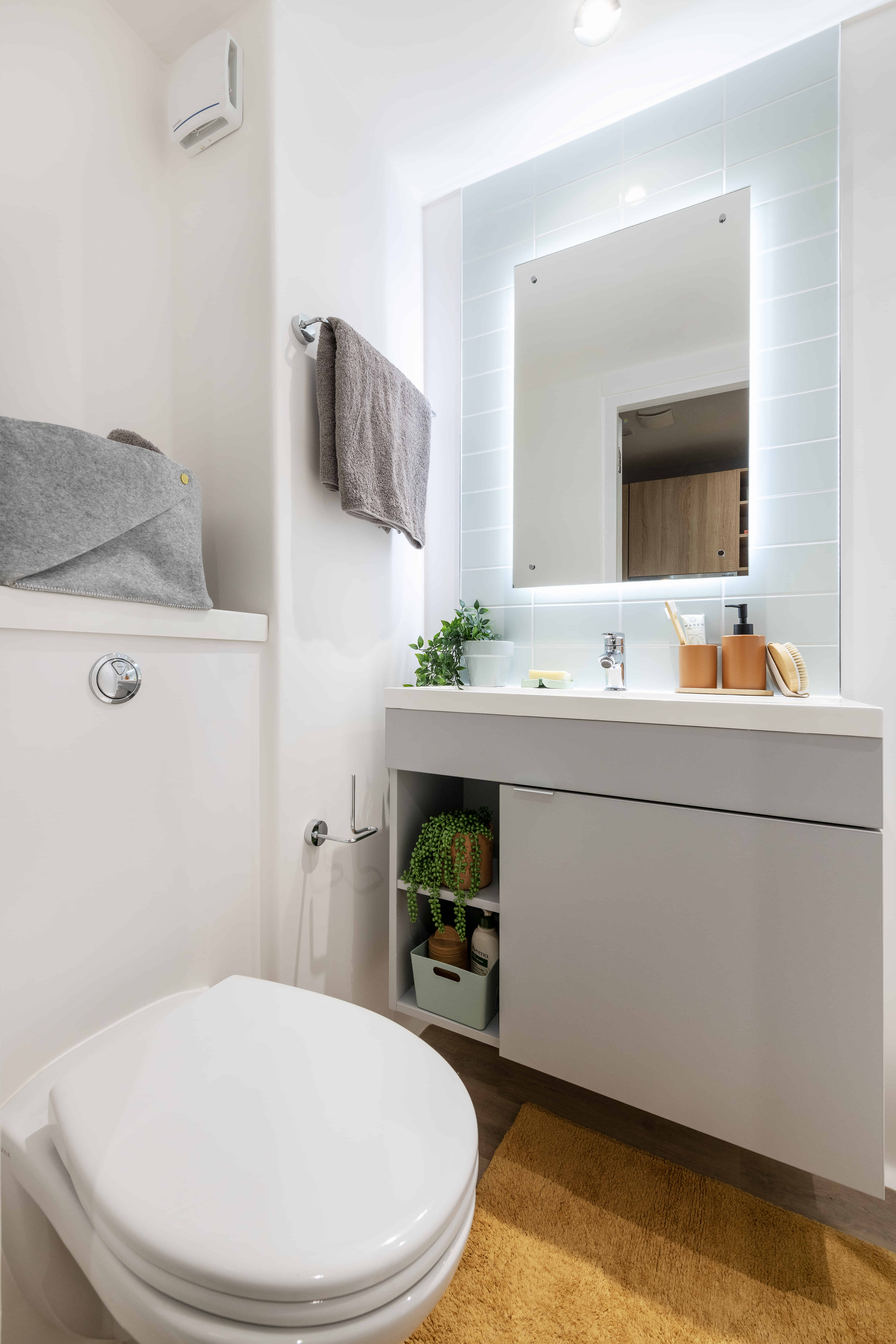 Exterior?w=400&h=260&fit=crop&q=40&auto=format&trim=auto