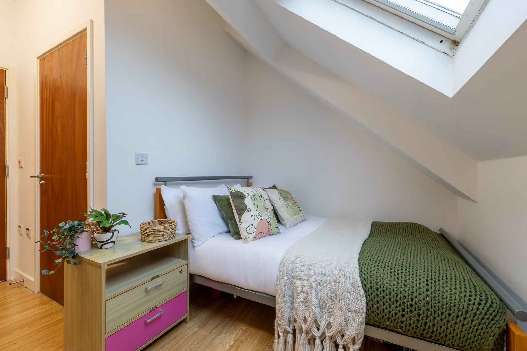 Castle Gate Haus, Nottingham - Nottingham, England, United Kingdom - Bronze Ensuite - Bedroom