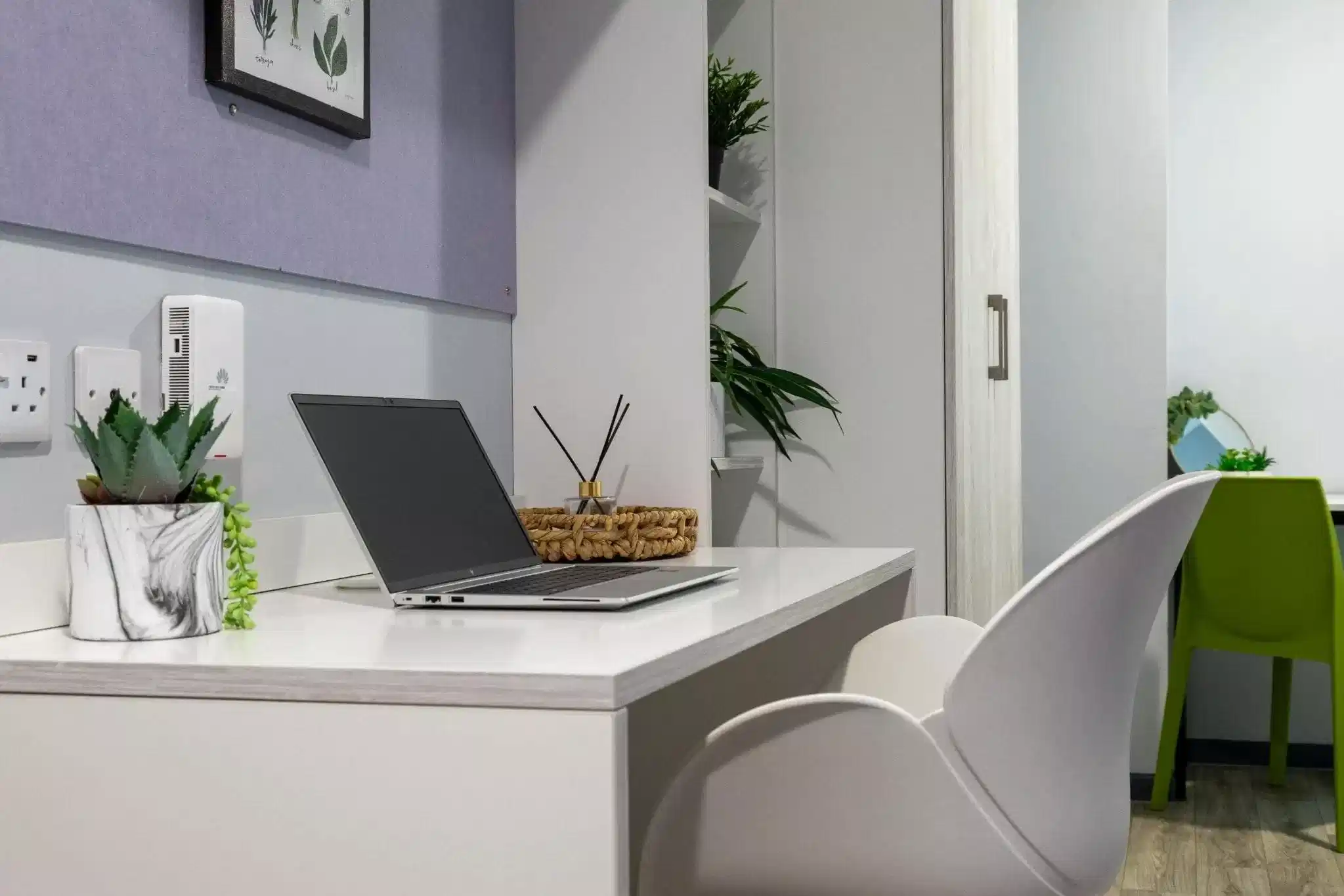 Bedroom?w=400&h=260&fit=crop&q=40&auto=format&trim=auto