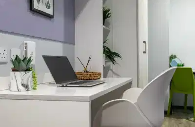Bedroom?w=400&h=260&fit=crop&q=40&auto=format&trim=auto