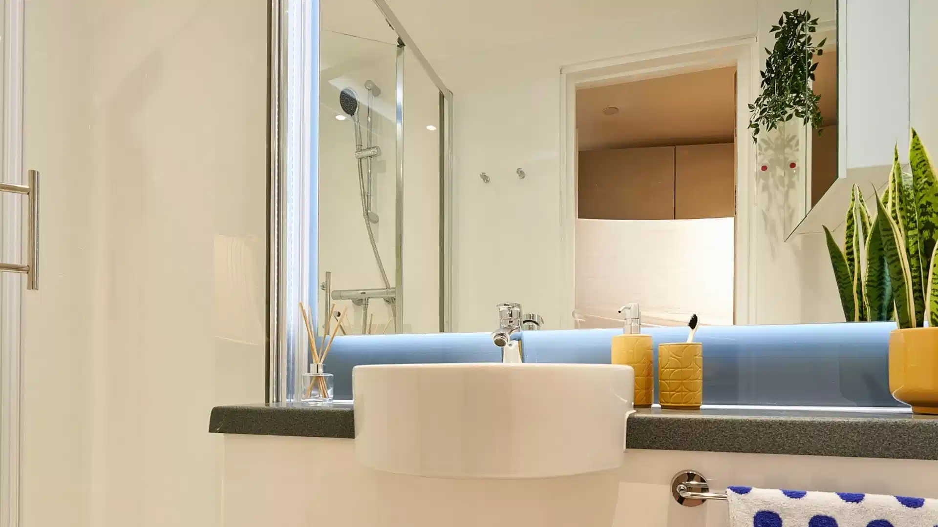 Common Area?w=400&h=260&fit=crop&q=40&auto=format&trim=auto